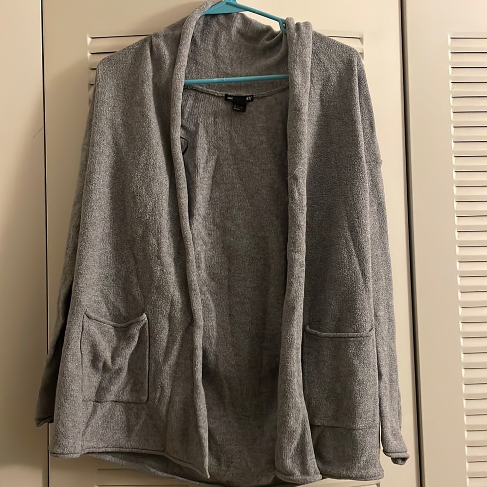 Small H & M gray sweater